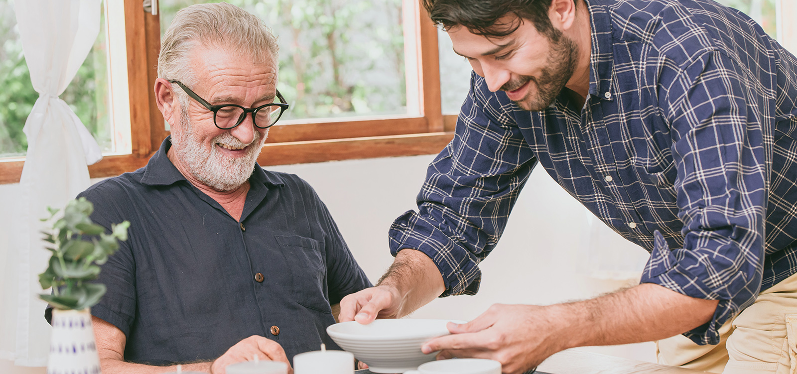 Due persone che esaminano un elenco di compiti da svolgere come caregiver. Due persone che esaminano un elenco di compiti da svolgere come caregiver.
